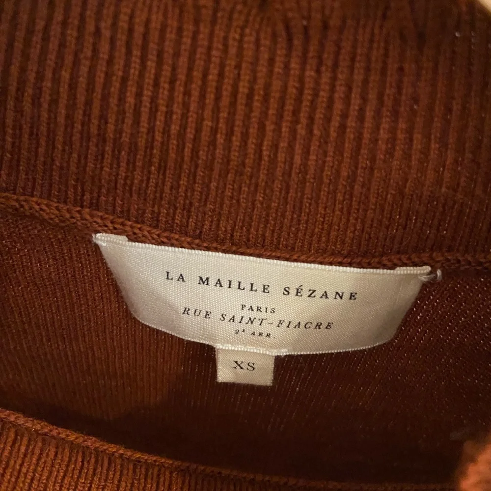 Sézane, rust colored ruffle sweater with gold rimmed buttons, xs - Picture 2 of 6